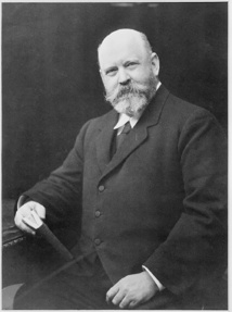 Le baron de Rothschild finança de très nombreuses expéditions scientifiques dont profita notamment Rollo Beck pour se rendre aux Galápagos. Le baron de Rothschild finança de très nombreuses expéditions scientifiques dont profita notamment Rollo Beck pour se rendre aux Galápagos.