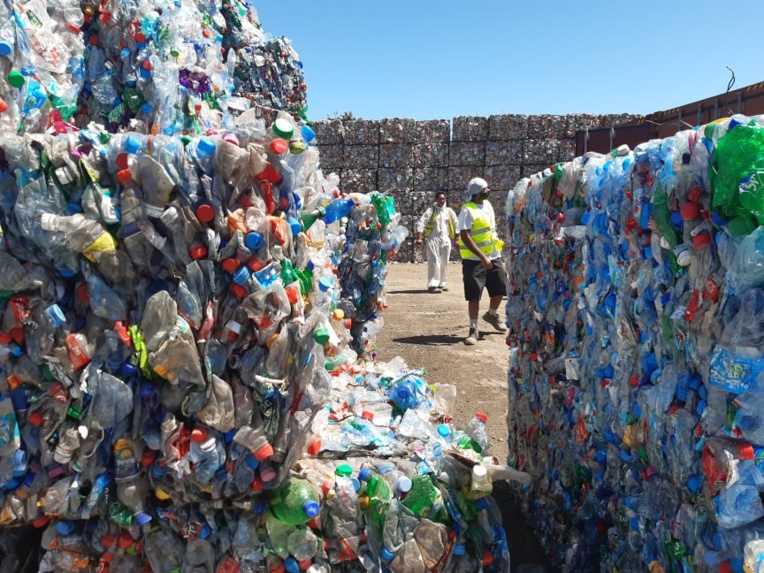Du plastique réduit en poudre et recyclé par dizaines de tonnes