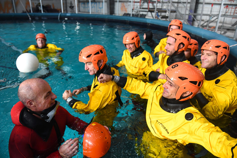 "Un homme à la mer!": Cammas et ses acolytes se préparent au pire avant le Trophée Jules Verne "Un homme à la mer!": Cammas et ses acolytes se préparent au pire avant le Trophée Jules Verne
