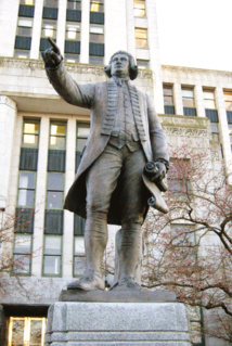 La statue de George Vancouver orne un espace public, devant le “city hall” de la ville qui porte son nom au Canada.