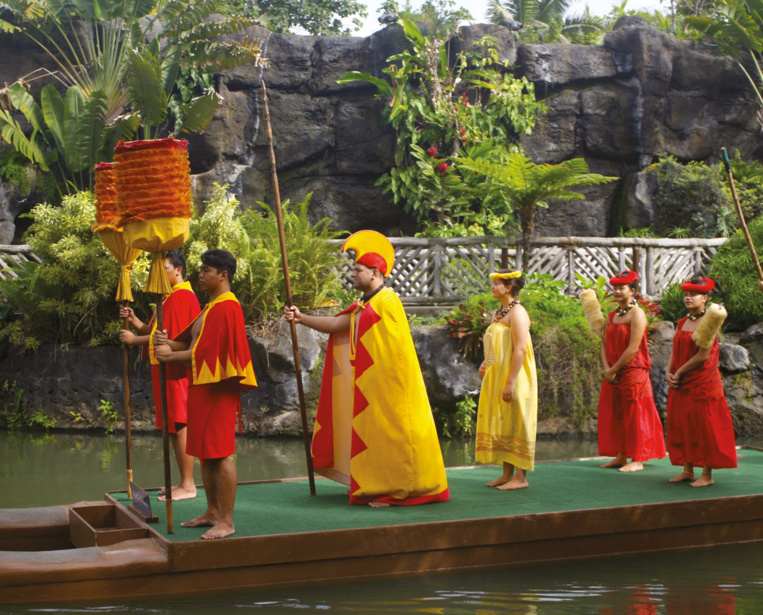 A Hawaii, Kamehameha ne lésina pas sur les moyens pour faire étalage du luxe de sa cour et de sa puissance. Il voyait dans cet explorateur britannique le meilleur moyen de parvenir à agrandir son influence dans l’archipel.