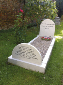 La tombe de Vancouver devant l’église de Petersham en Grande-Bretagne, là où il est mort à seulement 40 ans.