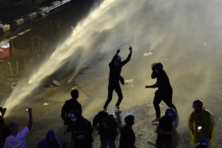 La police disperse des centaines de manifestants pro-démocratie à Bangkok La police disperse des centaines de manifestants pro-démocratie à Bangkok