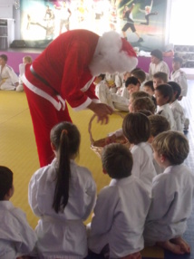 Le père Noël viste les clubs de l'école de judo de Polynésie (EJJP)