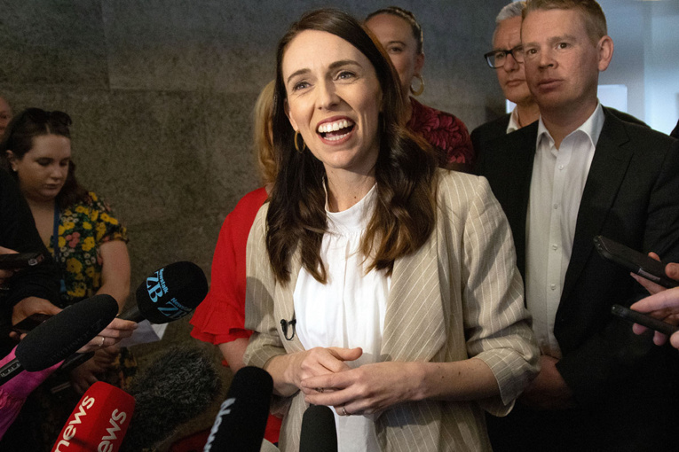 Les Néo-Zélandais reconduisent triomphalement Ardern, forte de ses succès contre le coronavirus Les Néo-Zélandais reconduisent triomphalement Ardern, forte de ses succès contre le coronavirus