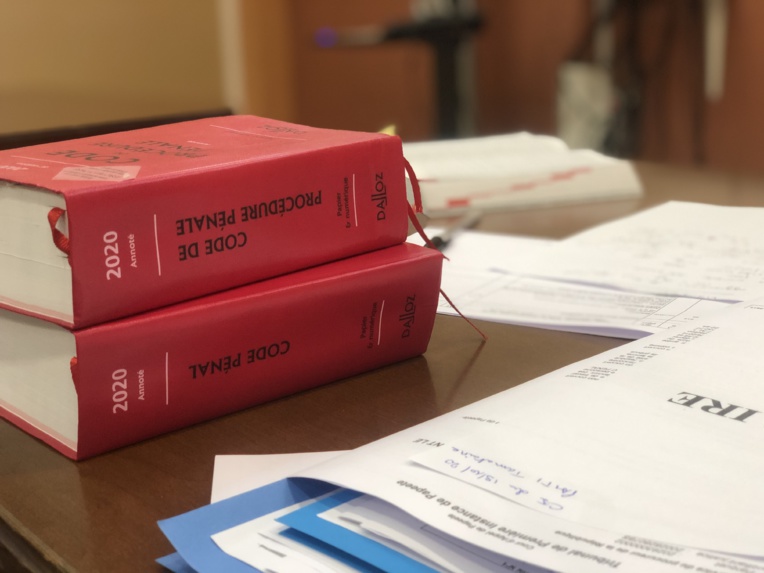 Il frappe sa mère une semaine après être sorti de prison