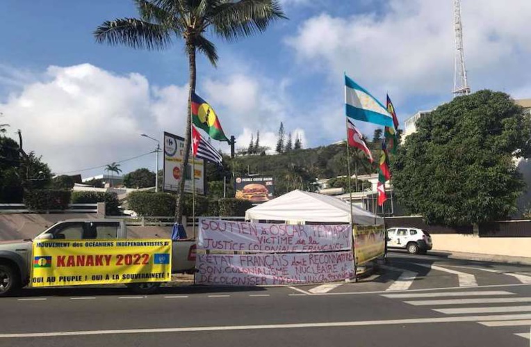 (Légende : Des banderoles de soutien au leader indépendantiste polynésien, devant le tribunal de Nouméa. Photo J.A.-G.L.)