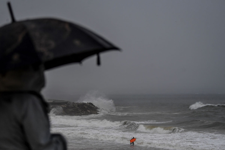 Tempête Barbara: un mort, 61.000 foyers privés d'électricité