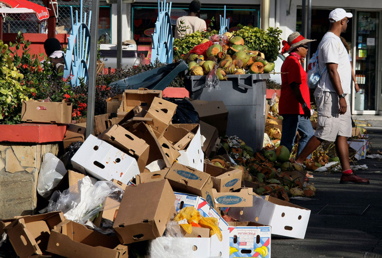 Guadeloupe: les déchets s'amoncellent après la grève de salariés du secteur Guadeloupe: les déchets s'amoncellent après la grève de salariés du secteur