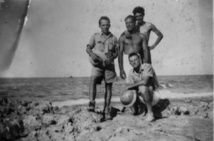 Lors de la bataillede Bir Hakeim, en compagnie de  Marcel Allaume, Edouard Smith et Raymond Varney
