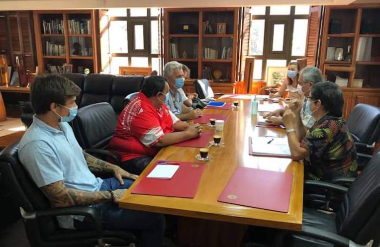 ​L'entraîneur de handball Claude Onesta en séminaire à Tahiti