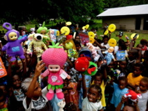 Les enfants de l’île de Tutuba (Santo) et les jouets collectés par le groupe Facebook « Espirit d’Aventure « (Source photo : Facebook)