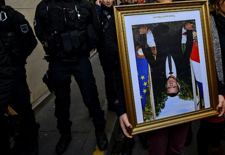 Gers: des décrocheurs de portraits de Macron relaxés au nom de la liberté d'expression