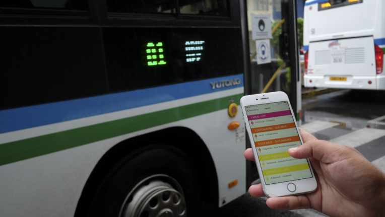 L'application Tere Tahiti, disponible sur les systèmes d'exploitation Android et iOS, renseigne l'usager sur le temps de passage et d'attente de chaque bus pour chacun des arrêts.