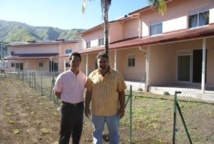 En mai 2011, le ministre du logement Louis Frébault,  se rendait à Paea, sur le site du lotissement social Pofatu. Les 12 logements attribués en 2011 par l’OPH sont là.  (Photo : Ministère du logement).