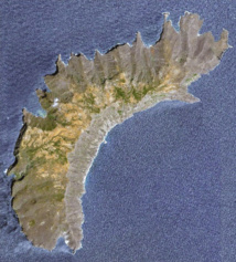 Vue par satellite de l’île de Eiao où survivaient dans de très difficiles conditions un petit groupe de Marquisiens originaires de Nuku Hiva. De Roquefeuil a raconté leur calvaire mais ne s’est pas arrêté lorsqu’il passa au large de l’île.