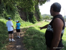 GLENN FANAURA’I incite les joggeurs à stopper leur course.