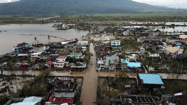 Le typhon Goni balaie les Philippines, au moins dix morts