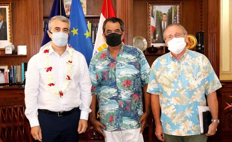 Fabrice Dufresne (à gauche) et Claude Périou compagnie d'Edouard Fritch.