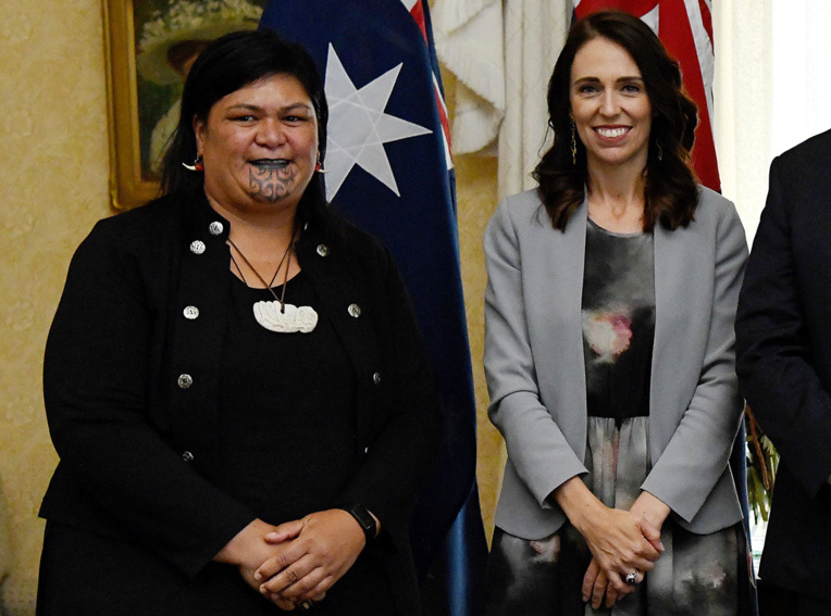 Les femmes et la communauté maorie sont fortement représentées dans ce gouvernement de 20 membres, et notamment aux Affaires étrangères, un poste qui a été confié à Nanaia Mahuta, qui présente la particularité de porter le moko kauae, tatouage du menton réservé aux femmes dans la culture maorie.