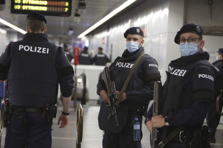 Chasse à l'homme à Vienne après un attentat qui a fait quatre morts Chasse à l'homme à Vienne après un attentat qui a fait quatre morts