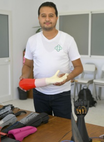 Des Tunisiens créent une main bionique modulable imprimée en 3D pour l'Afrique