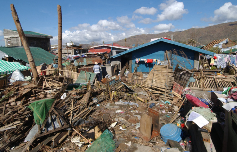 Philippines: une île de 260.000 habitants sans courant après le passage du typhon Goni Philippines: une île de 260.000 habitants sans courant après le passage du typhon Goni