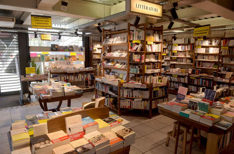 Plusieurs arrêtés autorisant les petits commerces à ouvrir suspendus