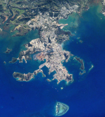Nouméa photographiée par la Nasa. La capitale de la Nouvelle-Calédonie est aujourd’hui à l’étroit dans ses frontières, l’agglomération s’étendant au-delà des limites de la commune. Nouméa photographiée par la Nasa. La capitale de la Nouvelle-Calédonie est aujourd’hui à l’étroit dans ses frontières, l’agglomération s’étendant au-delà des limites de la commune.