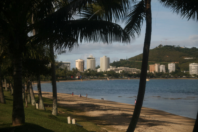 L’Anse Vata à Nouméa, lieu de détente et de repos pour une partie de la population durant les week-ends. Nouméa a la chance d’être un grand port et dans le même temps d’offrir de superbes plages aux résidents comme aux touristes. L’Anse Vata à Nouméa, lieu de détente et de repos pour une partie de la population durant les week-ends. Nouméa a la chance d’être un grand port et dans le même temps d’offrir de superbes plages aux résidents comme aux touristes.