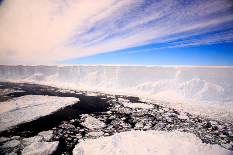 Un iceberg géant menace des colonies de manchots en Atlantique Sud Un iceberg géant menace des colonies de manchots en Atlantique Sud