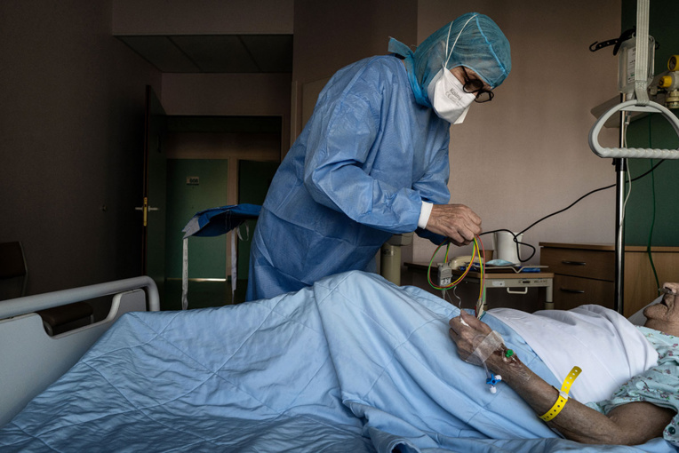 Covid-19: espoirs prudents mais la tension reste forte dans les hôpitaux Covid-19: espoirs prudents mais la tension reste forte dans les hôpitaux