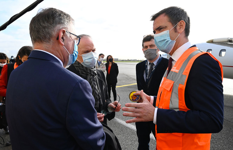 Covid-19: les courbes se stabilisent, le gouvernement confronté aux questions sur Noël Covid-19: les courbes se stabilisent, le gouvernement confronté aux questions sur Noël