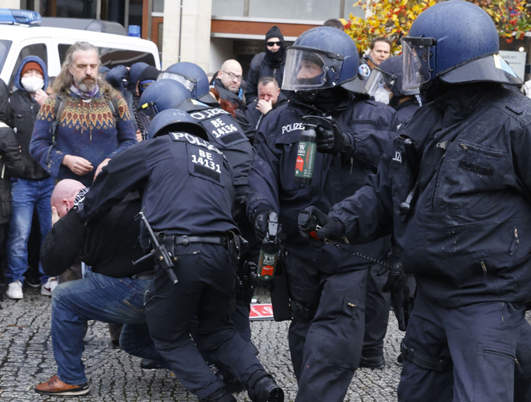 A Berlin, la police tente de disperser une manifestation d'"anti-masques" A Berlin, la police tente de disperser une manifestation d'"anti-masques"