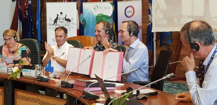 Signature de la convention de financement entre l’AFD et la CPS. Sur la photo, Alison Carrington, consule générale d’Australie à Nouméa ; Cameron Diver, directeur général adjoint de la Communauté du Pacifique (CPS) ; Stuart Minchin, directeur général de la CPS ; Philippe Renault, directeur régional Océan Pacifique, Agence Française de Développement (AFD) ; Luc Asselin de Williencourt, Représentant permanent adjoint de la France auprès de la Communauté du Pacifique et du Programme Régional Océanien de l’Environnement. Signature de la convention de financement entre l’AFD et la CPS. Sur la photo, Alison Carrington, consule générale d’Australie à Nouméa ; Cameron Diver, directeur général adjoint de la Communauté du Pacifique (CPS) ; Stuart Minchin, directeur général de la CPS ; Philippe Renault, directeur régional Océan Pacifique, Agence Française de Développement (AFD) ; Luc Asselin de Williencourt, Représentant permanent adjoint de la France auprès de la Communauté du Pacifique et du Programme Régional Océanien de l’Environnement.