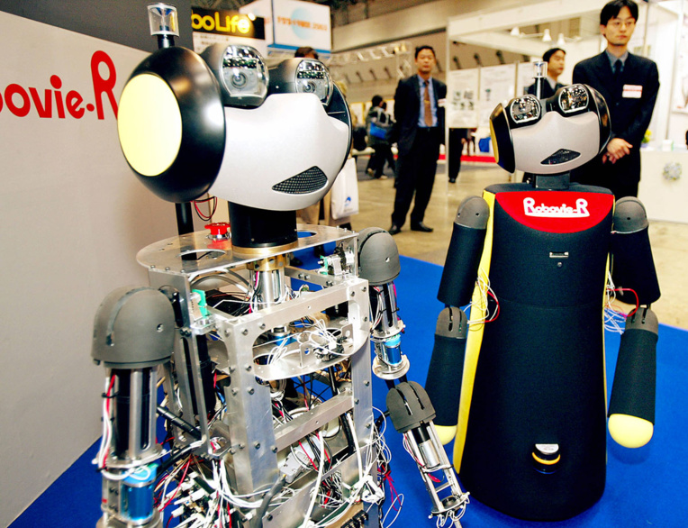 Japon: un robot rappelle aux clients de porter un masque Japon: un robot rappelle aux clients de porter un masque