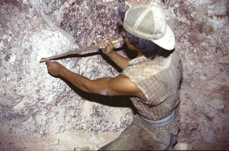 Le travail de dégagement des opales se fait en dynamitant la lave (de la rhyolite) : on fait une perforation à la barre à mine, on bourre de dynamite, on allume et on part en courant vite !
