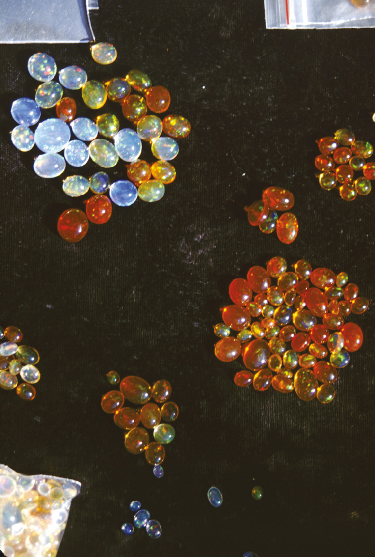 Vous êtes plutôt opales précieuses (multicolores) ou opales de feu (orange) ? Vous êtes plutôt opales précieuses (multicolores) ou opales de feu (orange) ?