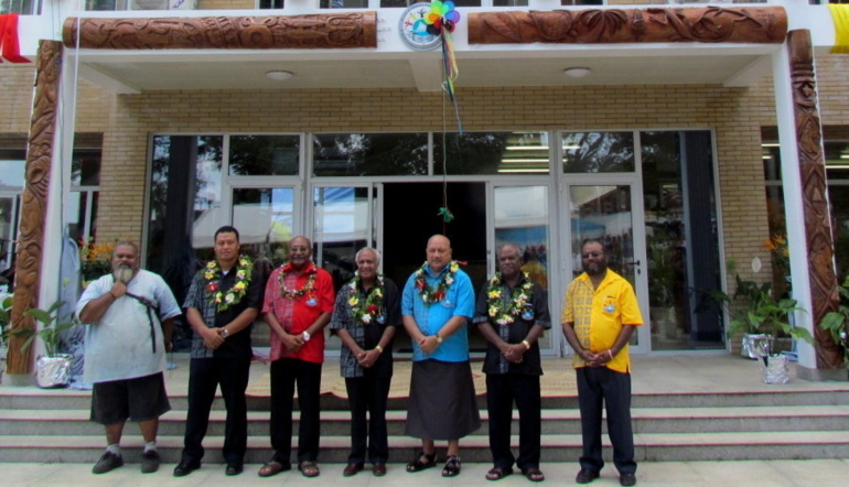 Les dirigeants du Groupe Mélanésien Fer de Lance devant le siège de cette organisation à Port-Vila.