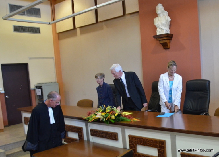 Bernard Leplat, président du Tribunal administratif de Polynésie française, entouré des Conseillers rapporteurs Marie-Christine Lubrano et Danièle Gonnot.