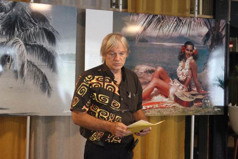 Teva devant une photographie de son père. Première photo prise en couleur en Polynésie. Teva devant une photographie de son père. Première photo prise en couleur en Polynésie.