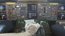 Un co-pilote s'endort en vol, le pilote bloqué en dehors du cockpit