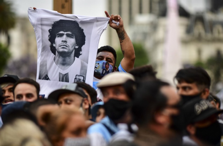 Veillée funèbre en Argentine, chants à Naples, la planète pleure Maradona Veillée funèbre en Argentine, chants à Naples, la planète pleure Maradona