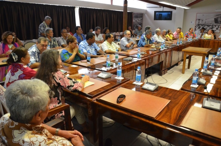 Plusieurs conseillers de la majorité et membres du gouvernement ont assisté à la conférence de presse donnée par Oscar Temaru, salle des commissions de l'Assemblée de Polynésie française, jeudi.