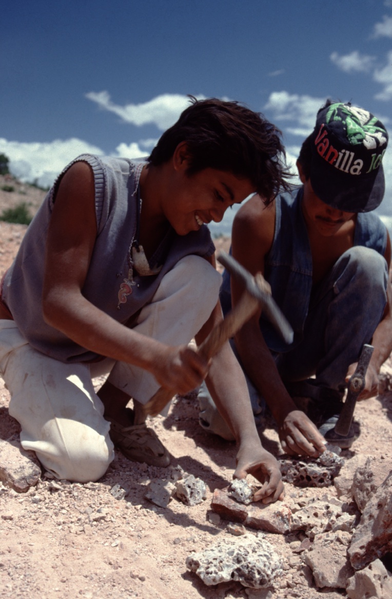 Les pepenadores, chercheurs d’opales indépendants, travaillent seulement dans les remblais des mines, cherchant des pierres éventuellement oubliées par les mineurs professionnels.