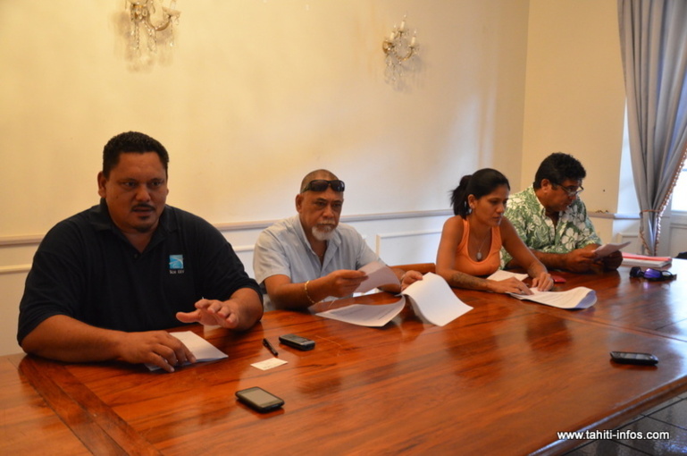 Au premier plan, Vatea Heller, vice-président et Isidore Tainanuarii, président de la Cosac.