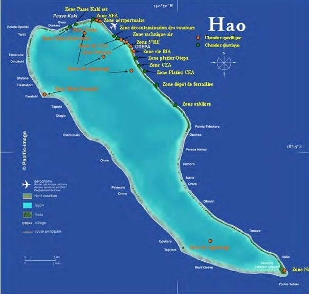 Les 12 sites de couleur rouge doivent être traités par des entreprises spécialisées (pour le désamiantage notamment). Les 10 sites en vert sont des chantiers classiques, pris en charge par les militaires du génie.  Carte publiée dans le Te Reo N°1 (Novembre 2009), une lettre d’information qui a pour objet d’informer la population de l'atoll, les institutions et le grand public de l'état d'avancement des travaux de déconstruction.