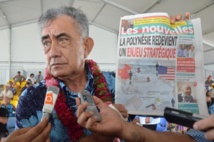 Oscar Temaru affichant la Une du quotidien les Nouvelles de Tahiti, 2 février, sur le thème de l'importance géostratégique de la Polynésie