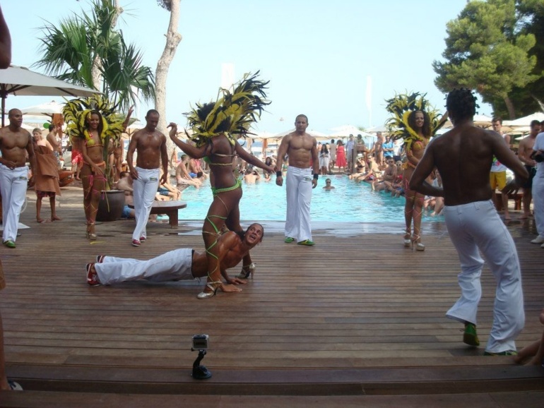 Un spectacle brésilien produit par la société Romantic Corporate, ici sous forme d'une beach party.