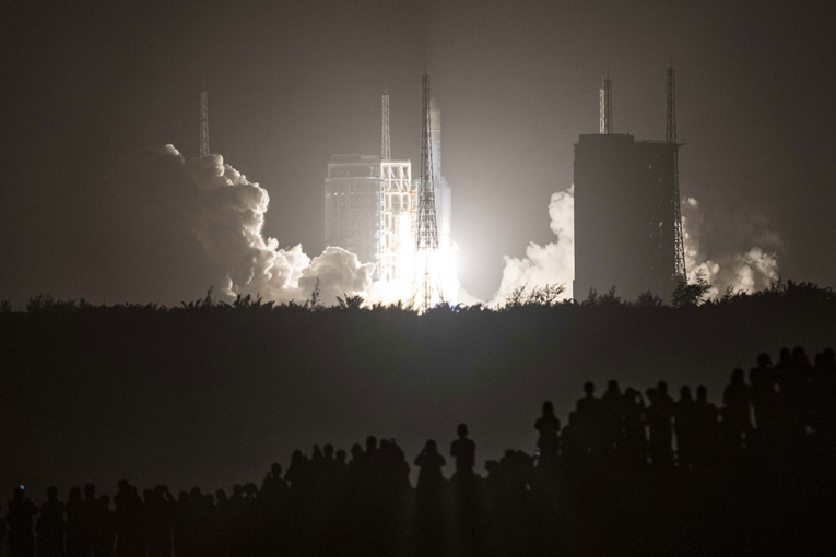 Lune: la sonde chinoise a entamé sa collecte d'échantillons